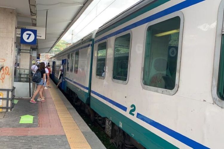 Traffico ferroviario in tilt per incendio sulla tratta La Spezia-Migliarina