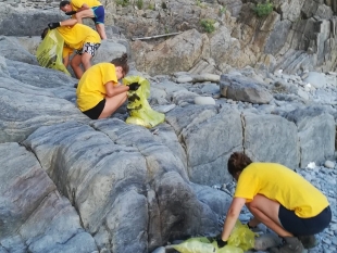 Sulla spiaggia di Riomaggiore mozziconi e polistirolo sono i rifiuti più presenti