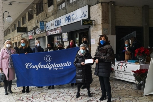 Antonella Simone e Antonella Mariotti hanno consegnato a Simonetta Bonati un contributo delle donne