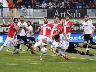 Il Parma batte 0-2 lo Spezia e festeggia la serie A diretta al Picco