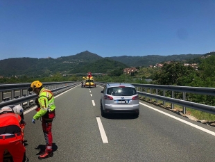 Elicottero atterra sulla A12 per trasportare un ferito a Pisa