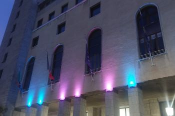 Il Comune illuminato di rosa e azzurro per la &quot;Giornata del lutto perinatale&quot;