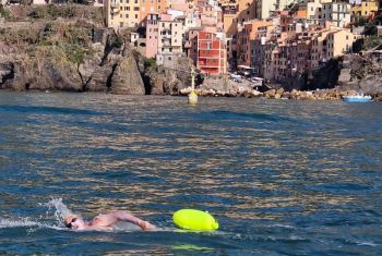 Altra grande impresa nelle nostre acque, la 18 km del nuotatore Jacques Tuset da Portovenere a Monterosso