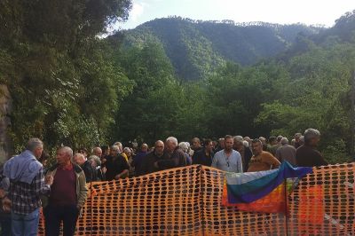 &quot;Senza strada, senza futuro&quot;, la protesta dei residenti di Calice