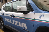 Ragazza minorenne in stato di alterazione aggredisce i poliziotti e prende a calci la volante