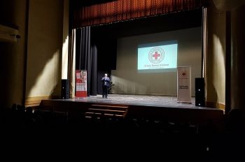 Attori e volontari della Croce Rossa sul palco del Teatro Civico per beneficenza