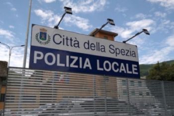 Scorrazza per la città con il cane legato alla bici: raffica di sanzioni da parte della Polizia Locale