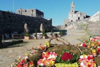 I fiori davanti alla chiesa di San Pietro a Porto Venere