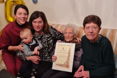 Da sinistra, Aurora Giannarelli, con il figlio Tommaso, e la mamma Laura Massari, poi la centenaria Onesina Capetta e la figlia Giuliana Giannini