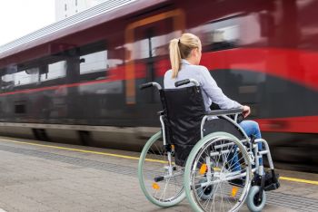 I posti loro riservati sono occupati e nessuno si alza, 27 ragazzi disabili costretti a scendere dal treno