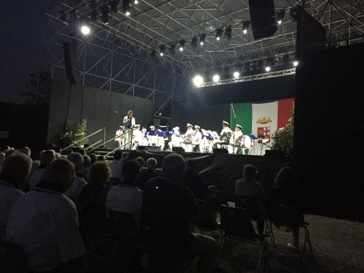 La Banda della Marina incanta il pubblico di Villa Bertelli