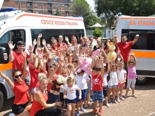 I bambini si divertono con l’ambulanza... dei pupazzi