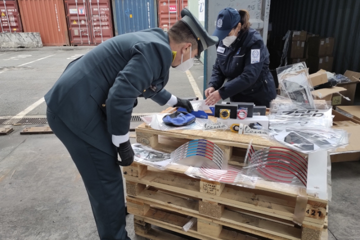 Porto della Spezia: sequestrati oltre 12.500 ricambi e accessori per moto contraffatti