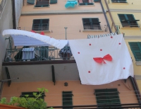 Riomaggiore saluta il mondo, lenzuola dai balconi per la domenica di Pasqua