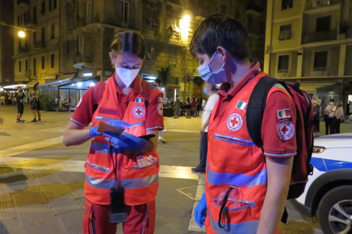 I volontari della Croce Rossa distribuiscono ai giovani gel sanificanti e vademecum anti-contagio