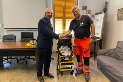 Il Rotary Club Sarzana - Lerici dona una sedia porta feriti alla Croce Bianco Rossa di Lerici