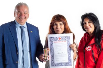 La Croce Rossa Italiana conferisce una medaglia a Marina Acconci per le sue donazioni durante la pandemia