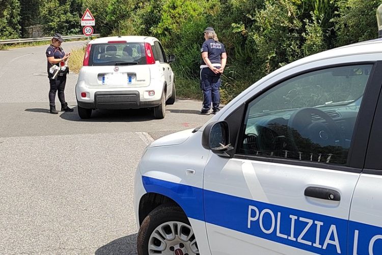 &quot;Ha una pistola&quot;: denuncia anonima contro un turista a Bonassola, ma è un&#039;arma giocattolo