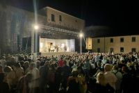 Tutto esaurito per l’esordio estivo del grande teatro in Fortezza Firmafede