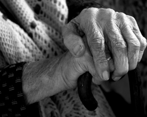 Una grande famiglia: il reportage fotografico che racconta la vita degli anziani al Mazzini