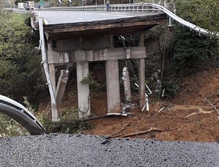 Savona, crolla un tratto della A6 (Video)