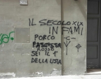 Scritte fasciste sotto la redazione spezzina del Secolo XIX