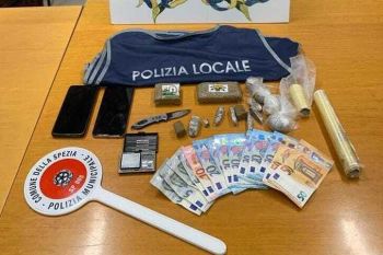 Nella stanza dove dimora trovano circa 3 etti di hashish, arrestato un 27enne