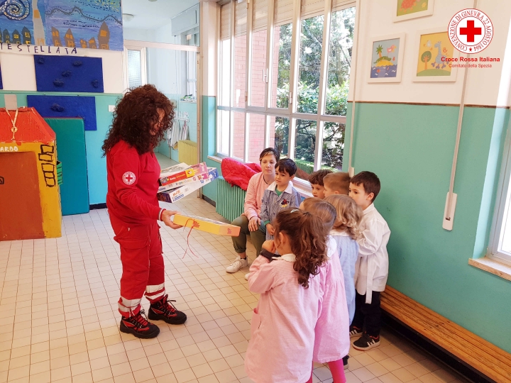 Fabiano, la Croce Rossa regala decine di giocattoli ai bambini della scuola materna