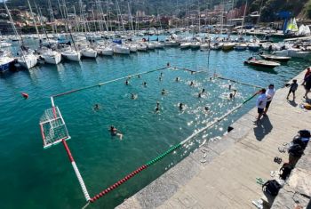 Al camp di pallanuoto e nuoto sincronizzato a Lerici oltre 70 ragazzi e ragazze da tutta Italia