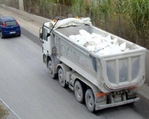 Fosdinovo difende il suo territorio dai camion del marmo