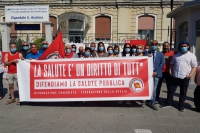 Il presidio di Rifondazione Comunista davanti all&#039;ospedale Sant&#039;Andrea