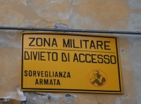 Si introduce illecitamente in zona militare, arrestato