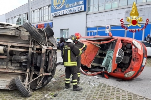 Perde il controllo del camion e si schianta su un&#039;auto in sosta