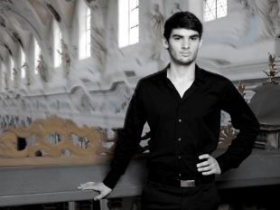 Il giovane Aaron Ribas suonerà l&#039;organo della chiesa dei Santi Giovanni e Agostino