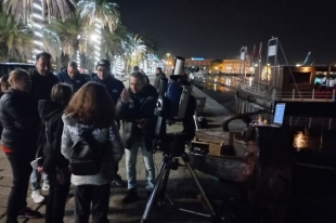 Turisti con lo sguardo rivolto a cielo per &quot;Mille e una notte&quot;