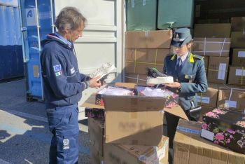 Sequestrate nel porto della Spezia oltre 7.900 paia di scarpe contraffatte