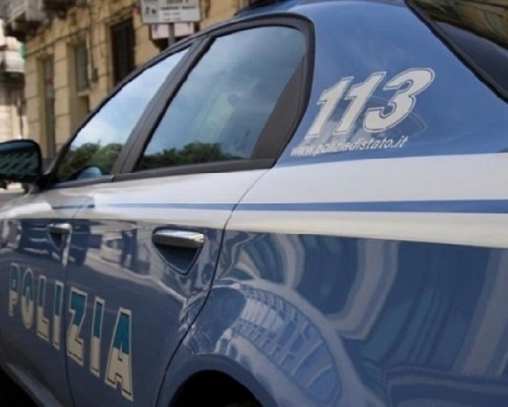 Ubriaco alla guida di un furgone rubato: inseguimento da film in viale Italia