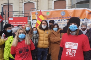 Una manifestazione di protesta degli OSS di Coopservice (foto di repertorio)