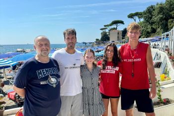 Malore in spiaggia, donna salvata da due giovanissimi bagnini