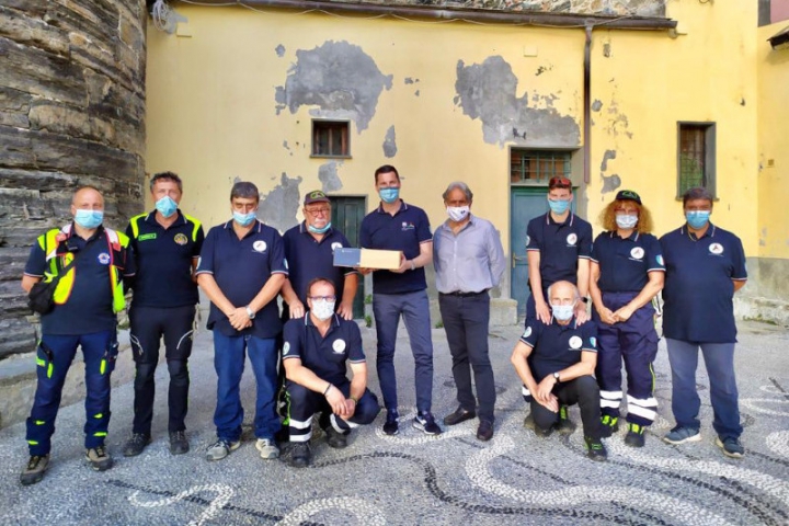 L&#039;assessore regionale Giacomo Giampedrone con la squadra della Protezione Civile di Vernazza