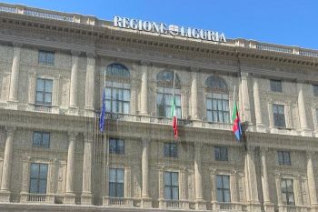 Lutto nazionale per vittime alluvione Emilia Romagna, bandiere a mezz&#039;asta sul palazzo Regione Liguria