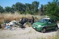 Deve disfarsi di un bidet, lo getta in una discarica a cielo aperto