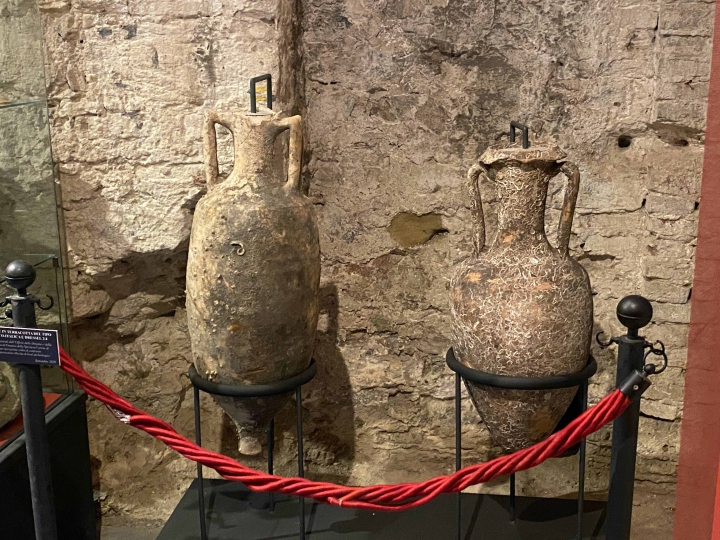 Le due anfore sequestrate e custodite al Museo Archeologico del Castello San Giorgio