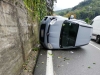 Auto si ribalta, conducente illesa