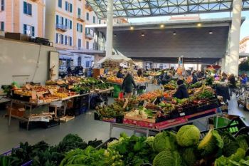 Per le festività il mercato di Piazza Cavour non conosce stop