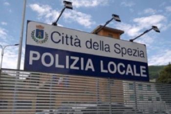 Pusher colto in flagranza di reato tenta di ingoiare la droga, arrestato dalla Polizia Locale