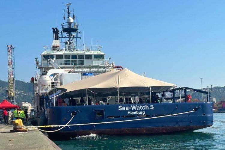 Alla Spezia sbarcano 156 “migranti”, Sea Watch 5: “Porto troppo a nord. Ennesimo tentativo di sabotaggio”