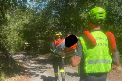 Monte Parodi, 46enne cade e non riesce più a camminare. L&#039;intervento del Soccorso Alpino e dei Vigili del Fuoco