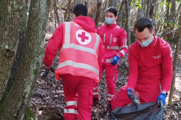 La Croce Rossa ripulisce il Parodi dai rifiuti abbandonati, in campo 15 giovani volontari