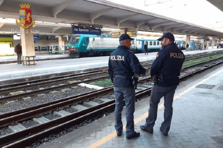 Insulti e sputi alla capotreno, 22enne fermato dalla Polfer